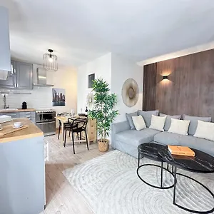 Apartment Stylish & Chic Duplex Near Eiffel Tower, Paris